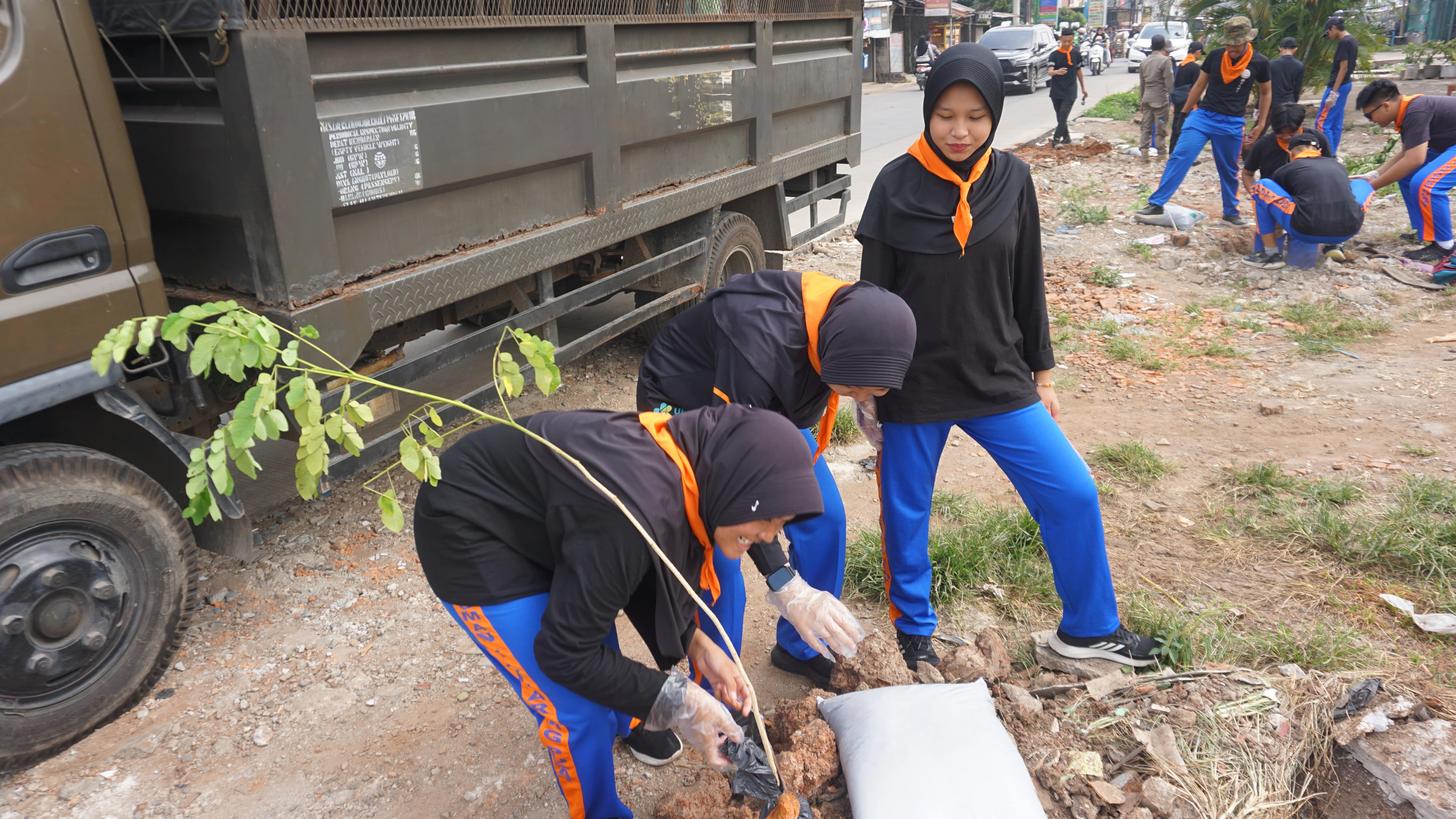 Penanaman Pohon di daerah bekas bangunan liar